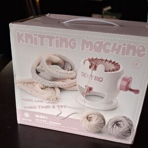 Sentro Knitting Machine with Yarn